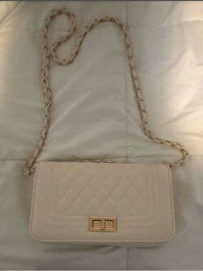 Quilted Cream Chain Shoulder Bag with Gold Hardware